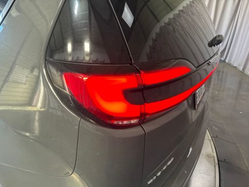 Used 2022 Chrysler Pacifica Touring-L FWD image 12