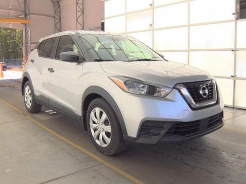 Used 2020 Nissan Kicks S image 3