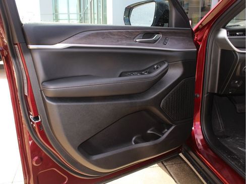 New 2025 Jeep Grand Cherokee Limited w/ Trailer Tow Package image 9