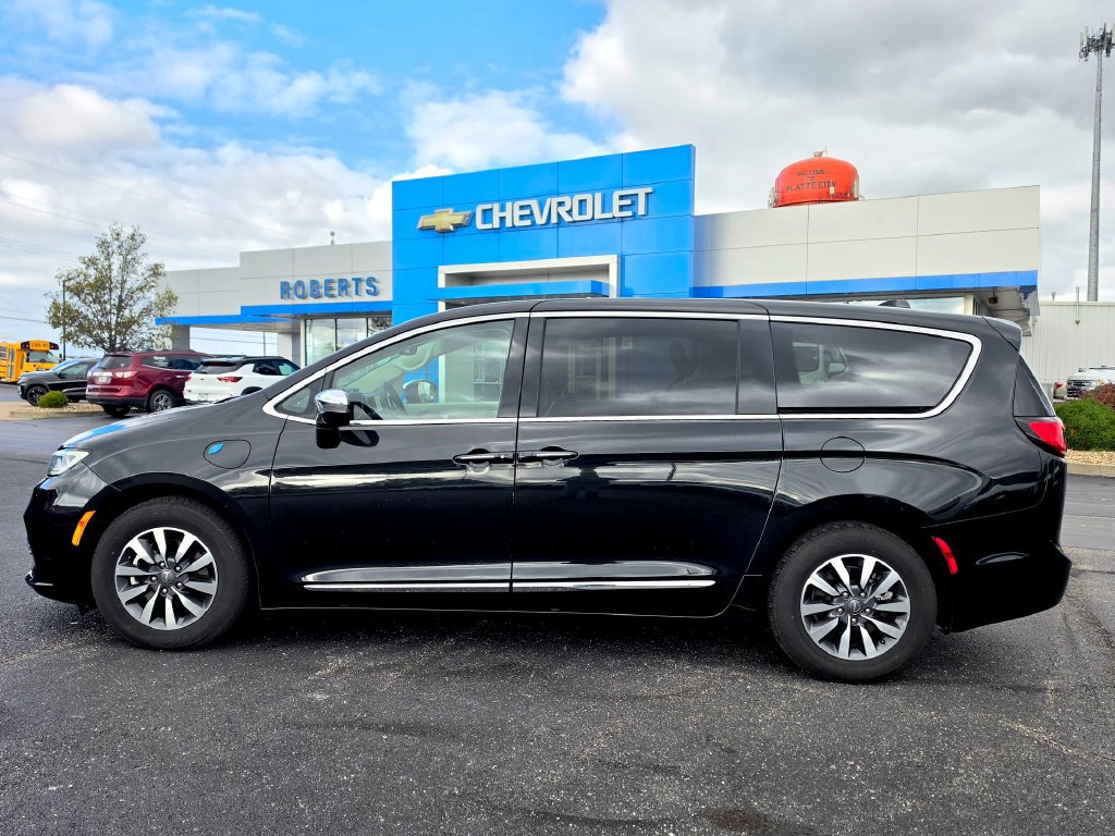 Used 2023 Chrysler Pacifica Limited FWD image 3