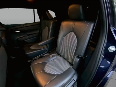 Used 2022 Toyota Highlander XSE FWD image 38