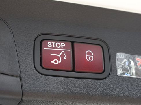 Used 2025 Mercedes-Benz GLS 450 4MATIC image 9