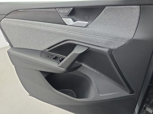 Used 2025 Volkswagen Tiguan S image 25