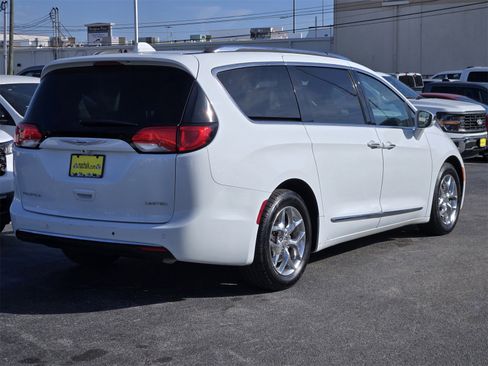 Used 2018 Chrysler Pacifica Limited image 5