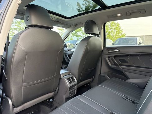 Used 2023 Volkswagen Tiguan SE w/ Panoramic Sunroof Package FWD image 12