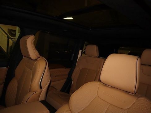 New 2022 Jeep Grand Cherokee Summit image 16