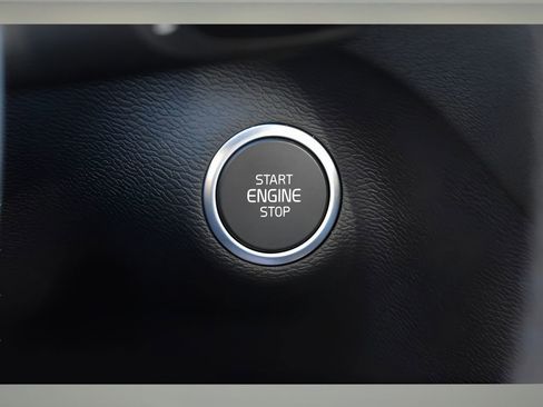 Certified 2025 Volvo XC40 B5 Plus w/ Protection Package Premier image 37