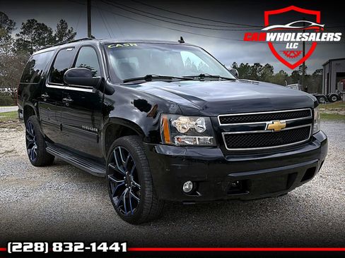 Used 2010 Chevrolet Suburban LT image 1