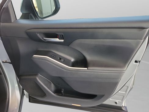Used 2022 Toyota Highlander XLE image 30