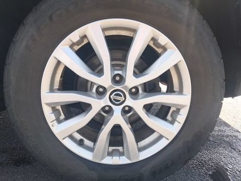 Used 2018 Nissan Rogue SV w/ Premium Package AWD/4WD image 16
