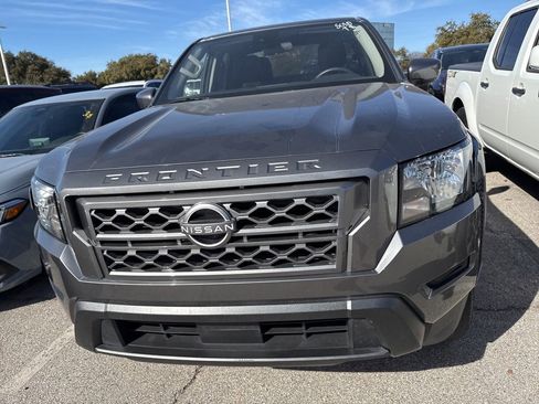Used 2023 Nissan Frontier SV image 2