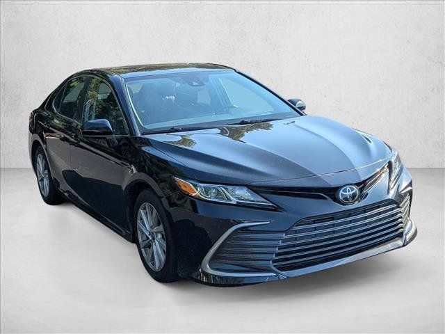 Used 2022 Toyota Camry LE FWD image 3