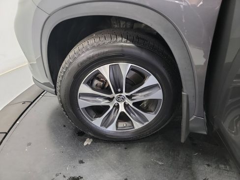 Used 2022 Toyota Highlander XLE AWD/4WD image 30