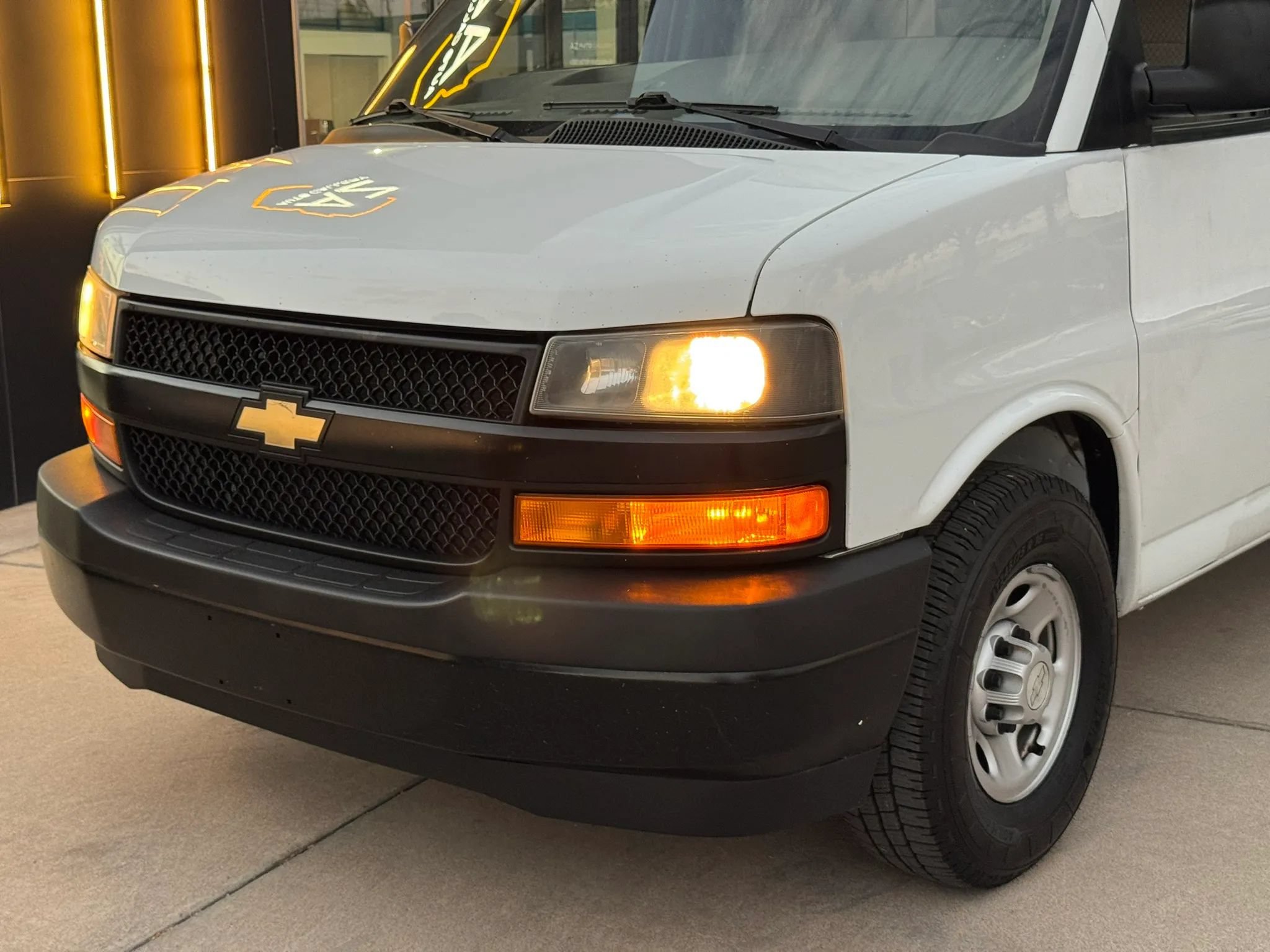 Used 2018 Chevrolet Express 2500 w/ Driver Convenience Package RWD image 28