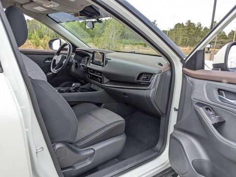 Used 2023 Nissan Rogue SV image 42