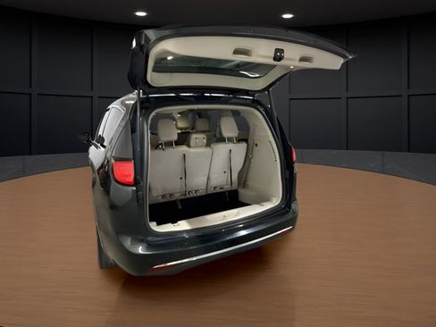 Used 2018 Chrysler Pacifica Touring-L Plus w/ Advanced Safetytec Group FWD image 7