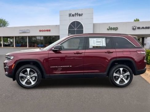 Used 2025 Jeep Grand Cherokee Limited AWD/4WD image 2