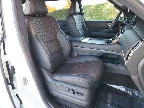 Certified 2025 Nissan Armada Platinum Reserve image 16