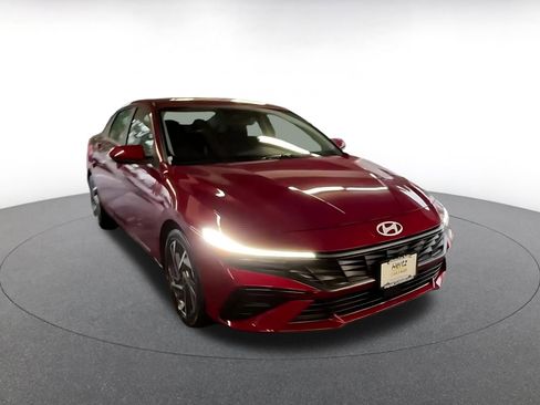 Used 2025 Hyundai Elantra SEL image 3