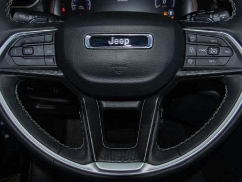 Used 2025 Jeep Grand Cherokee Altitude image 11