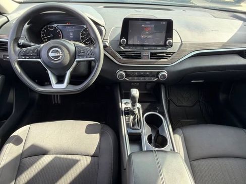Used 2024 Nissan Altima 2.5 SV FWD image 15
