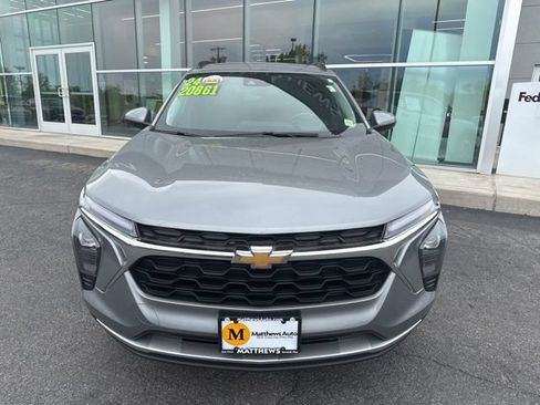 Used 2024 Chevrolet Trax LT w/ Sunroof Package FWD image 3