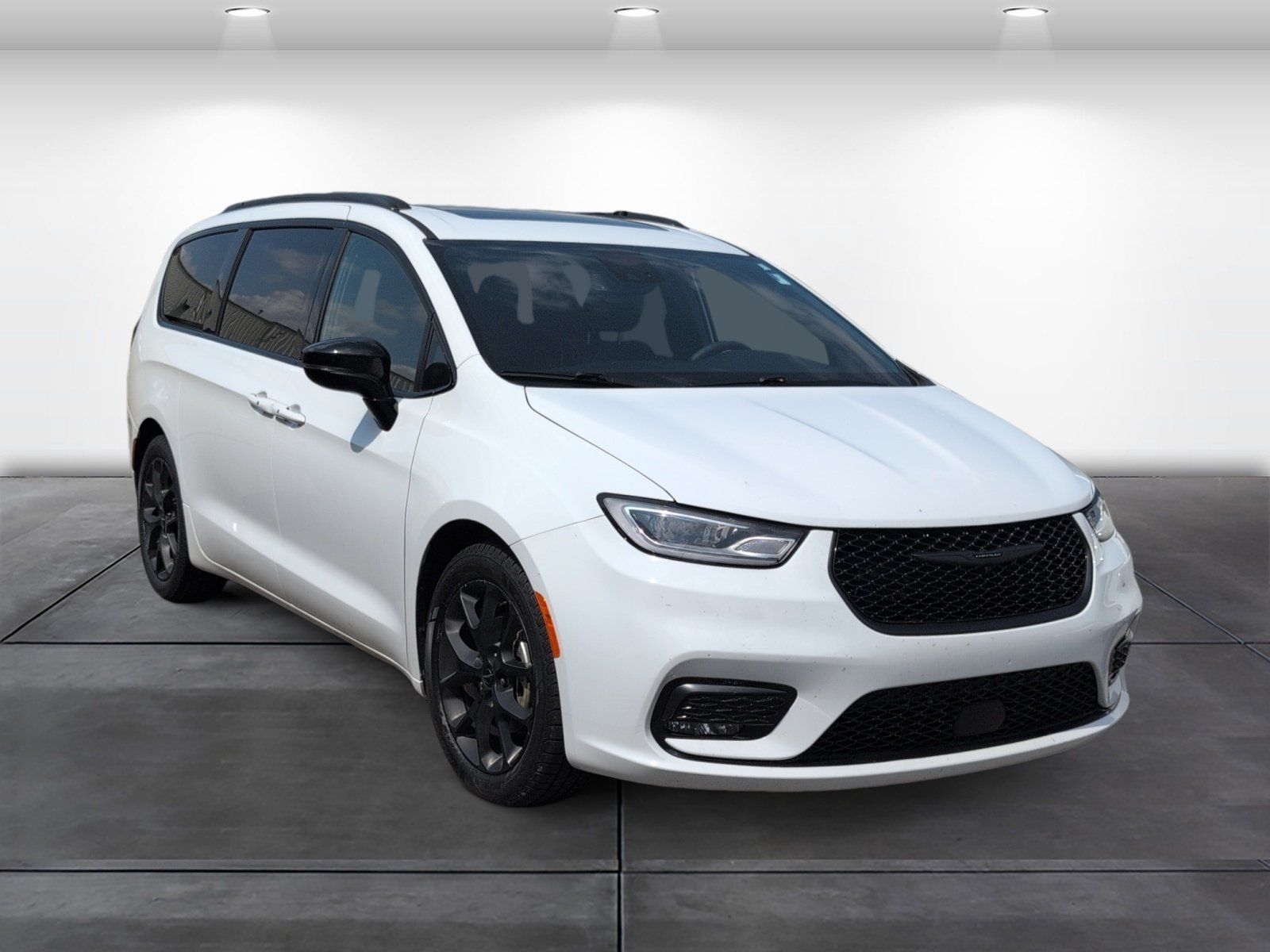 Used 2025 Chrysler Pacifica Limited FWD image 2