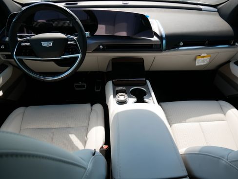 New 2026 Cadillac Vistiq Luxury w/ LPO, Floor Liner Package image 8