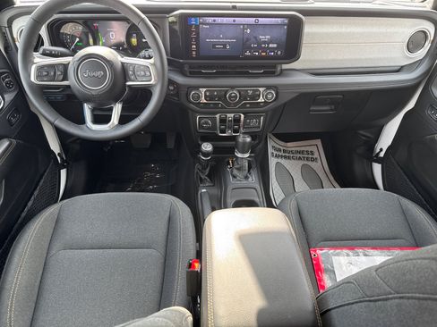 Used 2025 Jeep Wrangler Sahara image 18