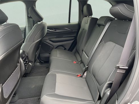 Used 2025 Jeep Grand Cherokee Laredo X RWD image 16