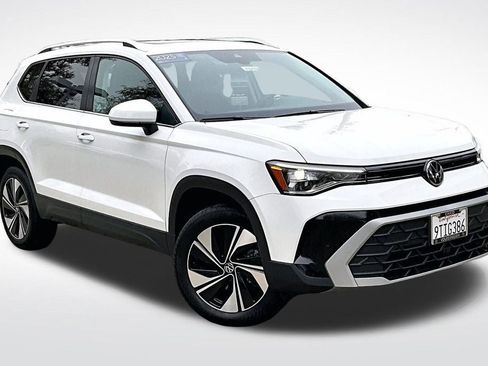 Certified 2025 Volkswagen Taos SE w/ Panoramic Sunroof Package image 12
