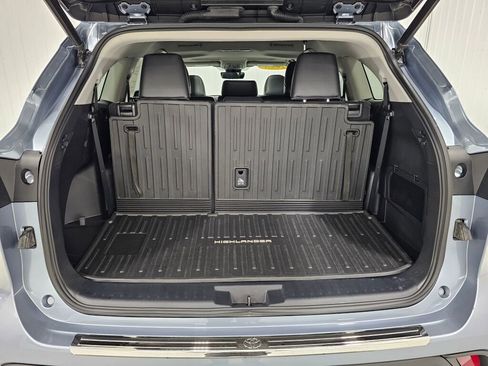 Used 2023 Toyota Highlander XLE image 6