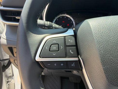 Used 2024 Toyota Highlander XLE AWD/4WD image 18