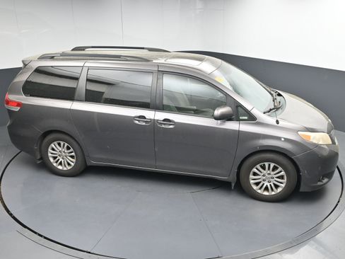 Used 2014 Toyota Sienna XLE image 32