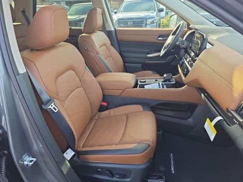 New 2025 Nissan Pathfinder Platinum image 29