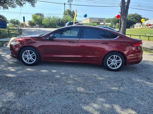 Used 2018 Ford Fusion SE w/ Fusion SE Technology Package FWD image 4