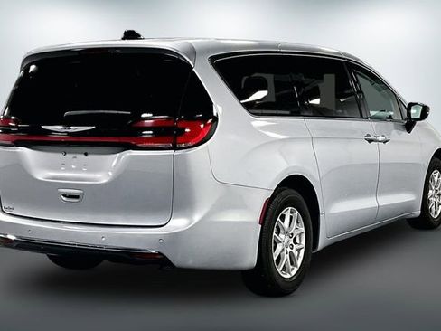 Used 2024 Chrysler Pacifica Touring-L FWD image 7