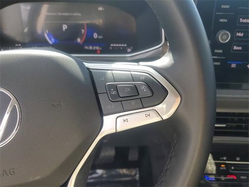 Certified 2025 Volkswagen Taos SE image 17