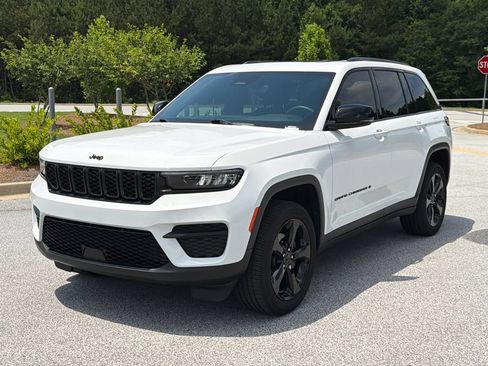 Used 2023 Jeep Grand Cherokee Altitude RWD image 3