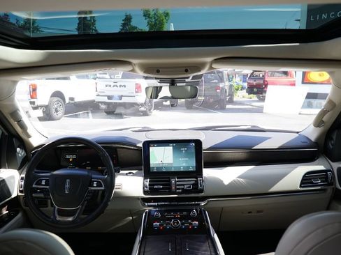 Used 2018 Lincoln Navigator Select w/ Technology Package AWD/4WD image 14