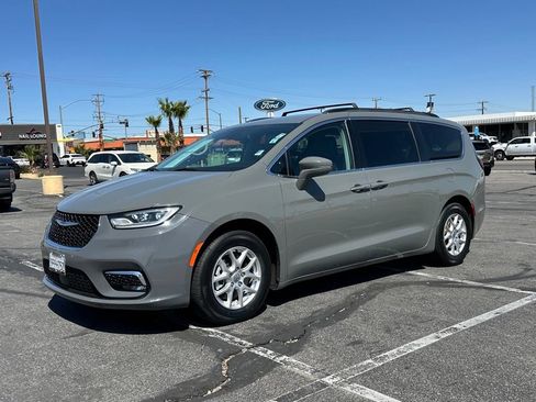 Used 2022 Chrysler Pacifica Touring-L FWD image 3