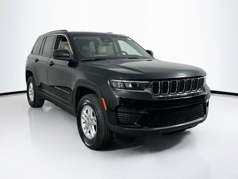 Used 2023 Jeep Grand Cherokee Laredo AWD/4WD image 3
