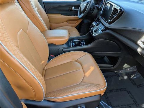 Used 2023 Chrysler Pacifica Pinnacle image 18