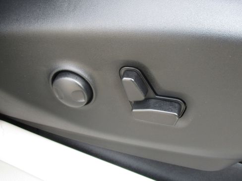 Used 2024 Chrysler Pacifica Limited FWD image 48