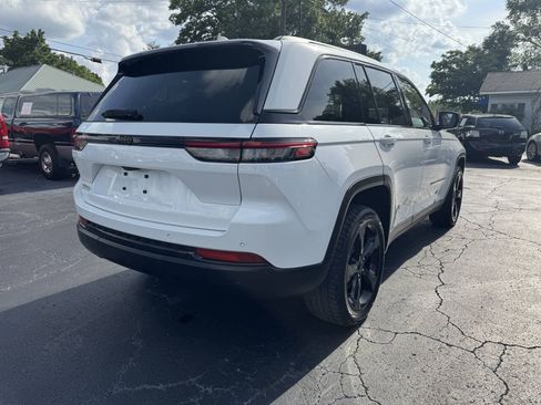 Used 2023 Jeep Grand Cherokee Altitude RWD image 5