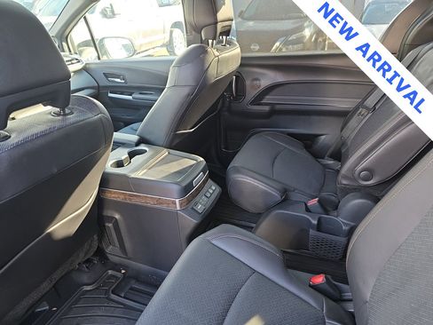 Used 2025 Toyota Sienna Platinum image 33
