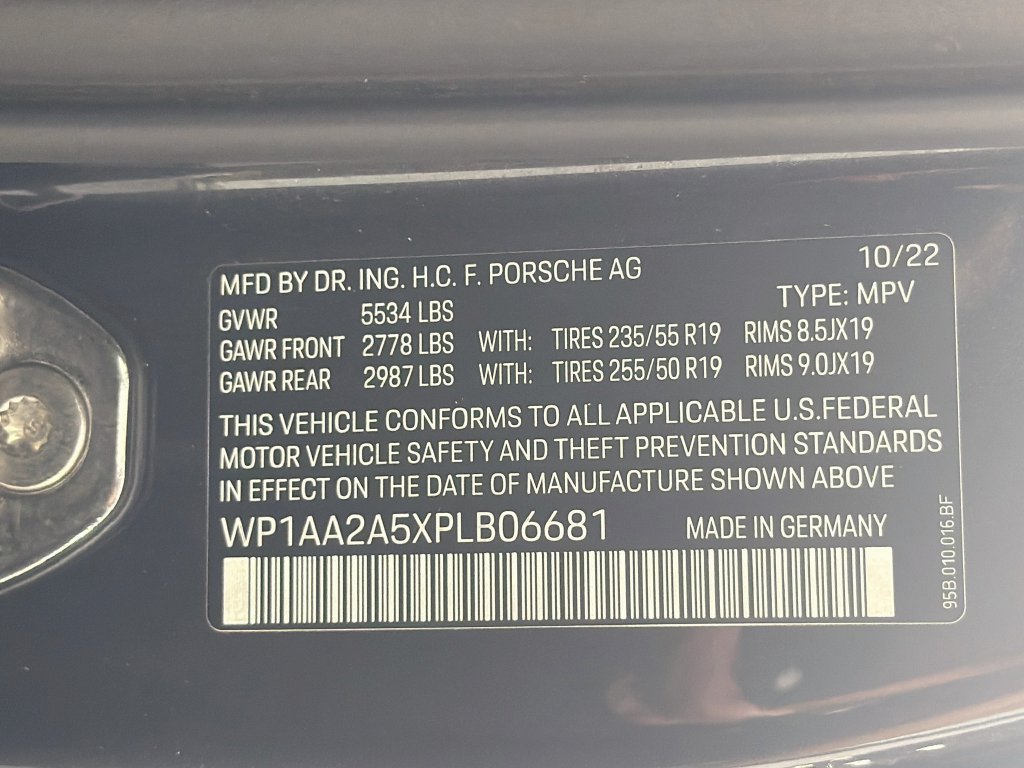 Certified 2023 Porsche Macan AWD/4WD image 34