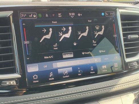 Used 2024 Chrysler Pacifica Limited FWD image 19