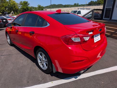 Used 2017 Chevrolet Cruze LT w/ Convenience Package FWD image 4