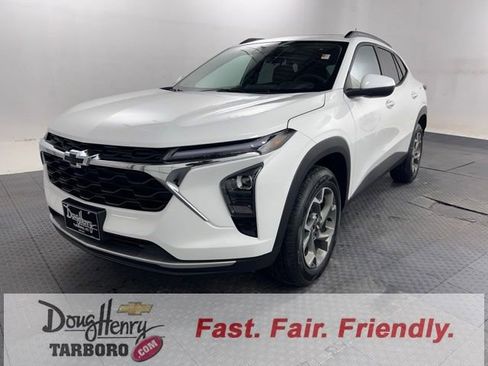 New 2025 Chevrolet Trax LT w/ Sunroof Package image 1